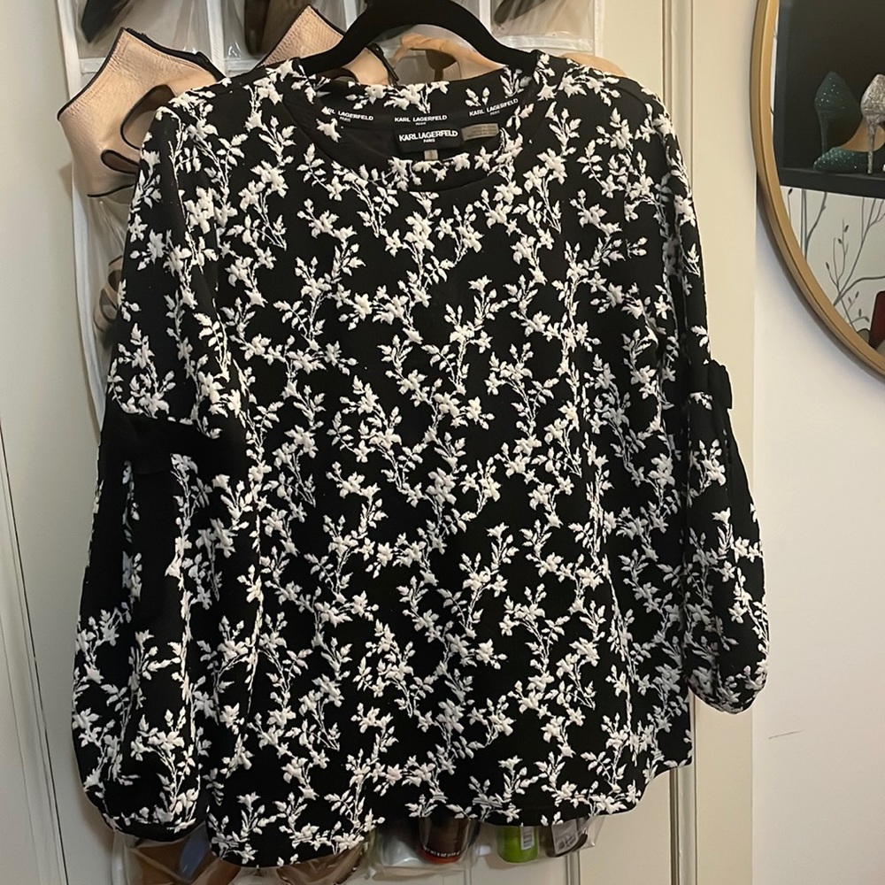 Karl Lagerfeld Black and White, printed sweater, Size Small